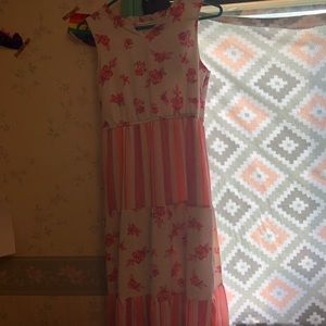 dress from wonder nation it’s a XL/XG (14-16) it’s pink,white and a little blue